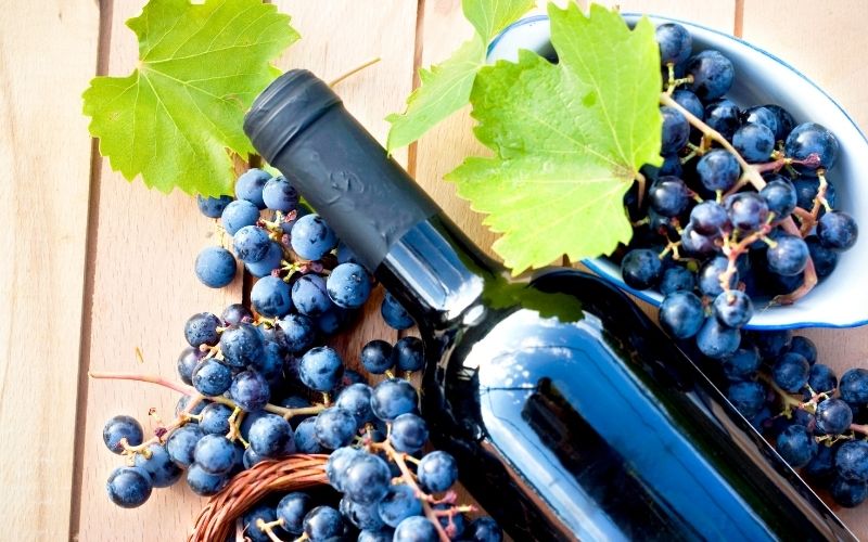 Trong rượu vang chứa nhiều chất chống oxi hóa mạnh, ngăn ngừa lõa hóa