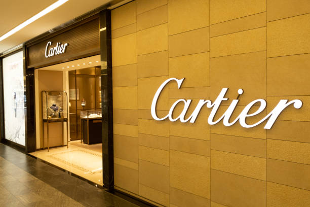 Cartier là thương hiệu chuyên thiết kế, sản xuất, phân phối đồ trang sức, đồ da và đồng hồ