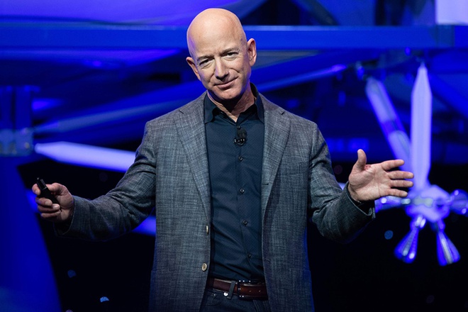 Người xếp thứ hai là tỷ phú Jeff Bezos - cựu CEO của Amazon