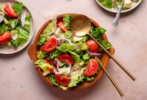 Salad là món nên được ăn đầu tiên vì tính kích thích ngon miệng của nó.