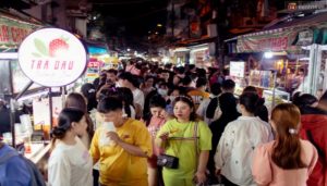 Hình ảnh khu chợ với tấp nập khách